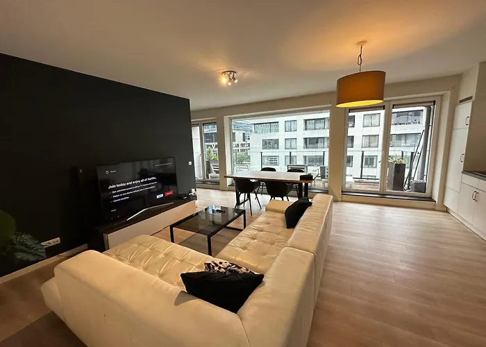 3 Bedroom Apartment In City Center With Balcony View